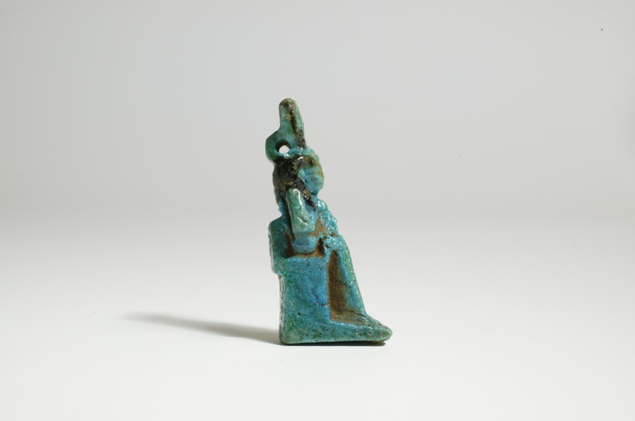 古代エジプト　ファイアンス　ホルス神を抱くイシス神のお守り03