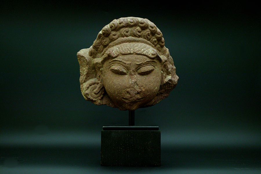 精霊アプサラス、もしくはシヴァの神妃パールヴァティーの頭像01