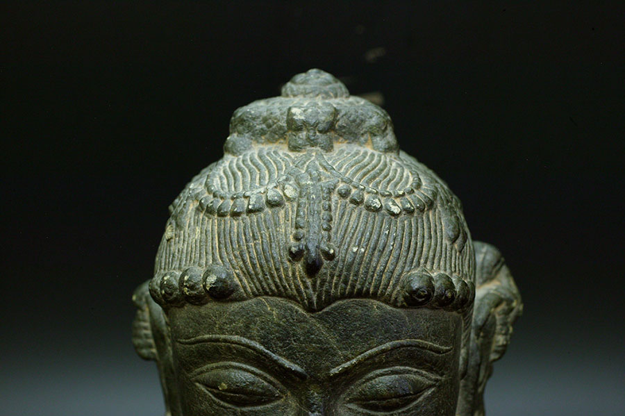 インド　女神の玄武岩頭部像　スラスンダリ　12世紀05