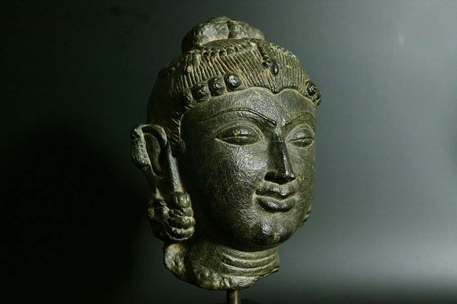 インド　女神の玄武岩頭部像　スラスンダリ　12世紀01