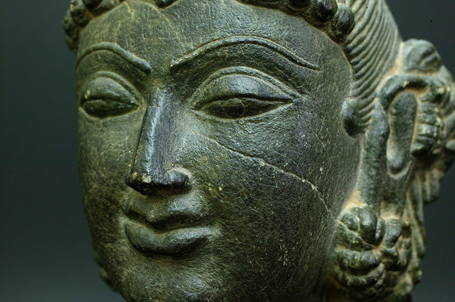 インド　女神の玄武岩頭部像　スラスンダリ　12世紀02