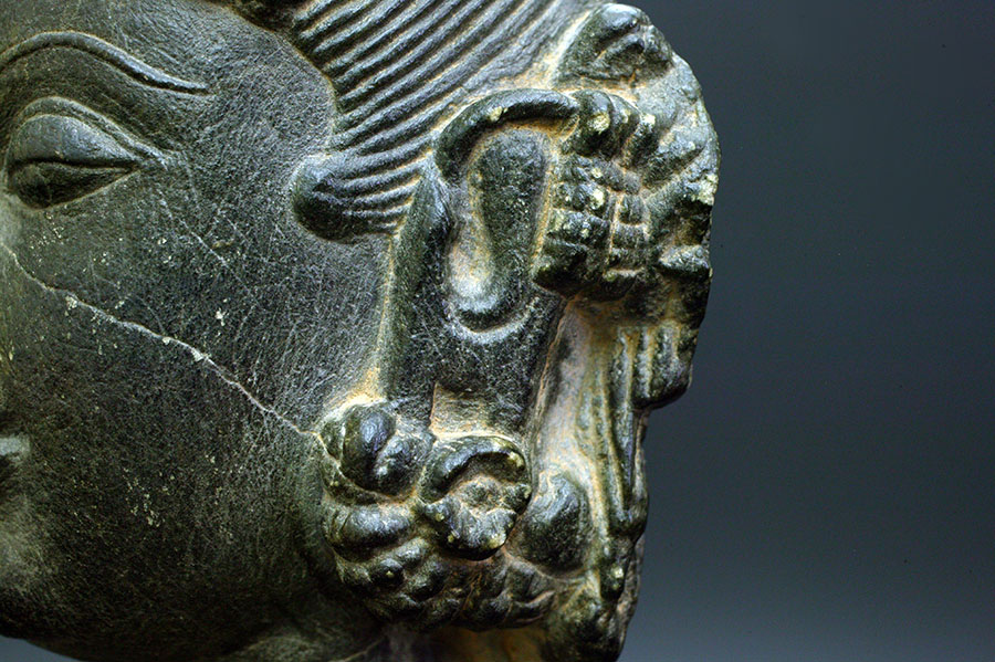 インド　女神の玄武岩頭部像　スラスンダリ　12世紀03