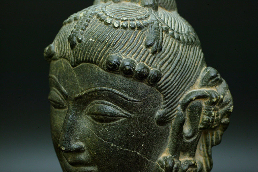 インド　女神の玄武岩頭部像　スラスンダリ　12世紀04