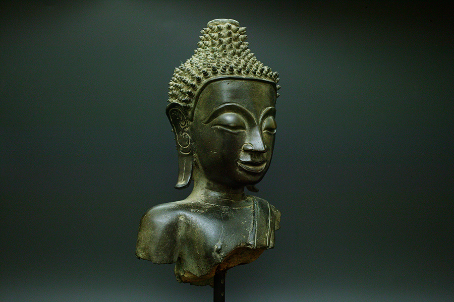 
ラオス　仏陀の胸像
03