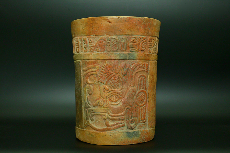 マヤ　彫刻が施された陶器 古典期後期04