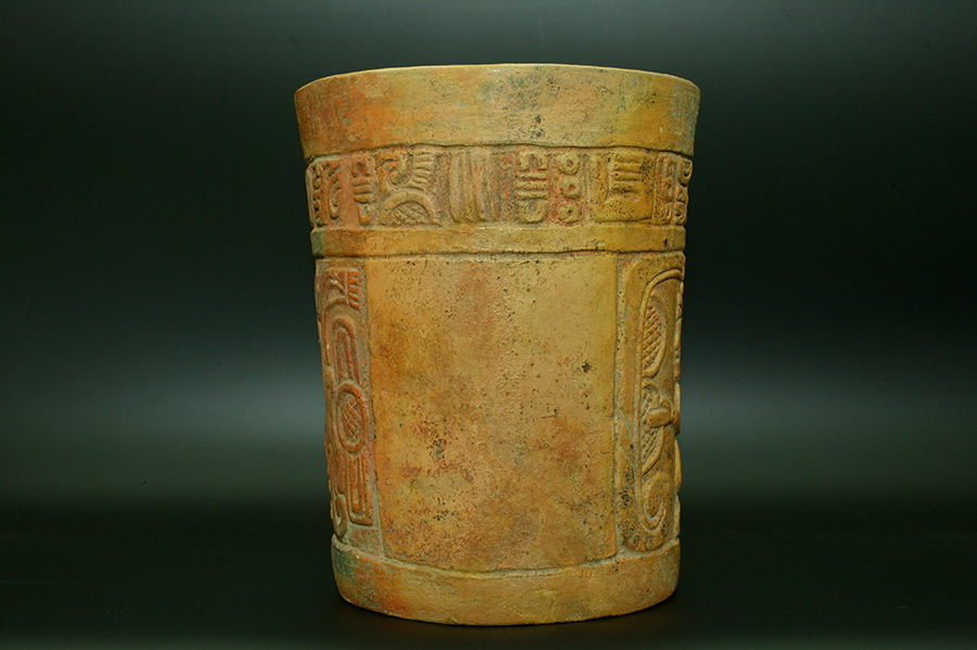 マヤ　彫刻が施された陶器 古典期後期01