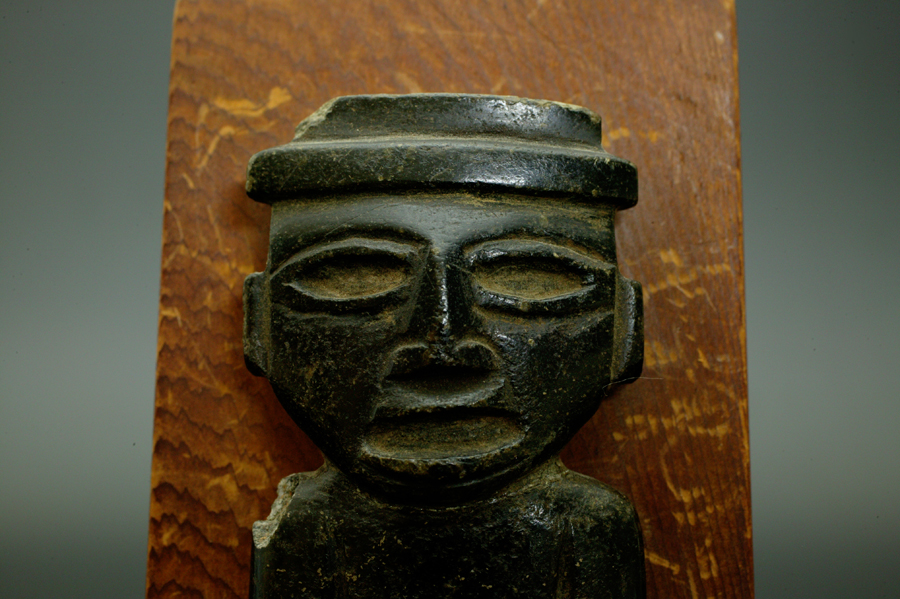 古代メキシコ　ティオティワカン　黒石立像