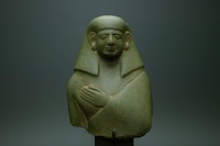 エジプト　新王国　石棺より出土した木製のマスク